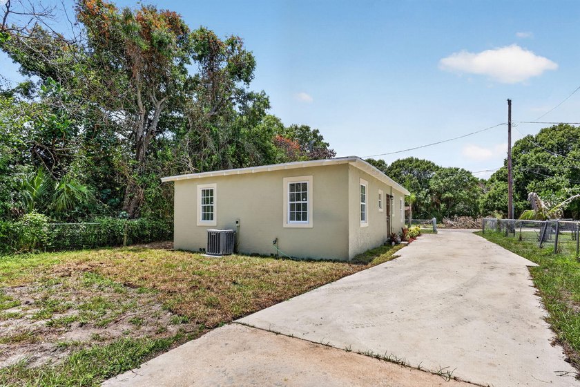 Welcome to this charming 3-bed, 1-bath concrete block home - photo 29