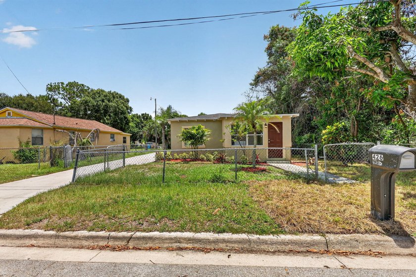 Welcome to this charming 3-bed, 1-bath concrete block home - photo 31