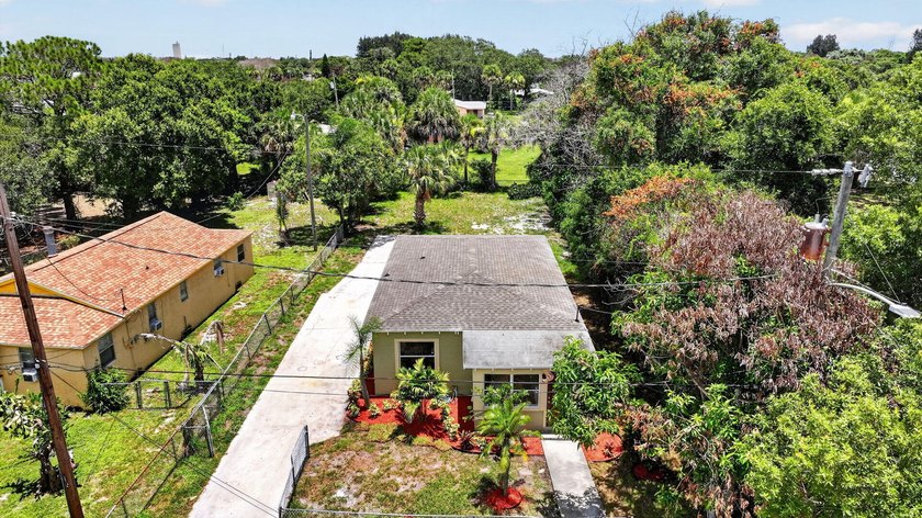 Welcome to this charming 3-bed, 1-bath concrete block home - photo 32