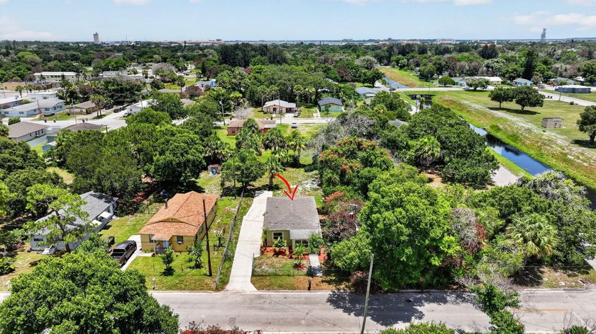 Welcome to this charming 3-bed, 1-bath concrete block home - photo 34