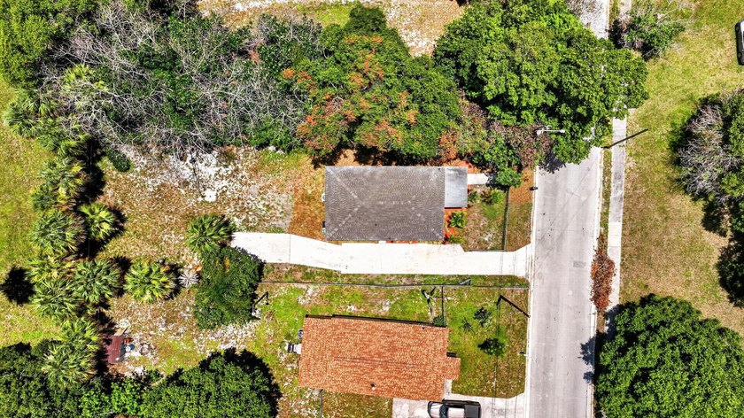 Welcome to this charming 3-bed, 1-bath concrete block home - photo 37
