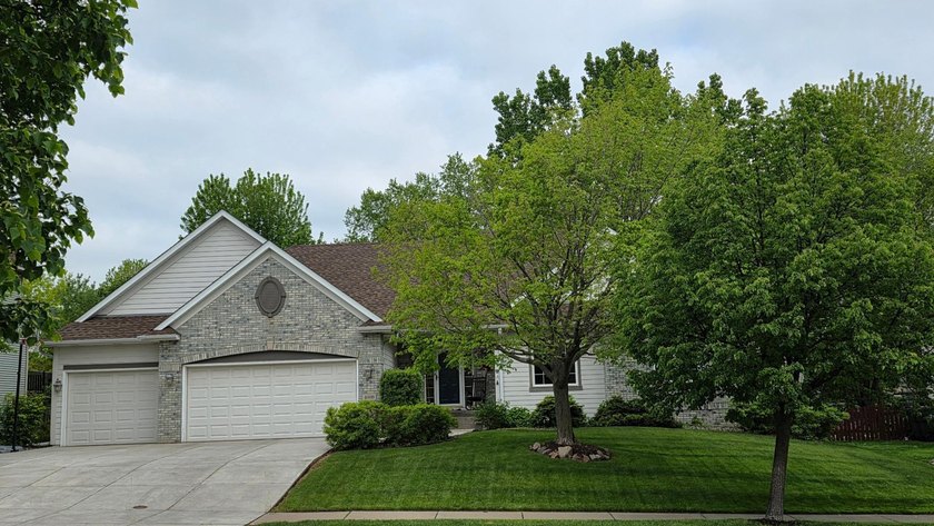 Welcome to this beautifully maintained, move-in ready - photo 2