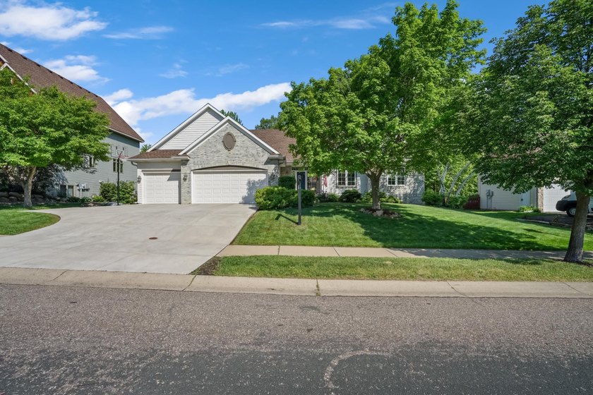 Welcome to this beautifully maintained, move-in ready - photo 3