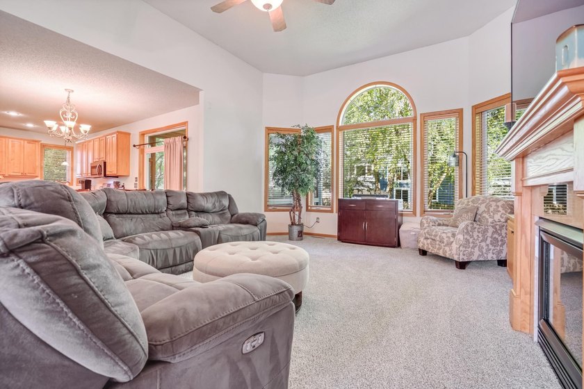 Welcome to this beautifully maintained, move-in ready - photo 6