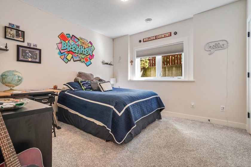 Welcome to this beautifully maintained, move-in ready - photo 8