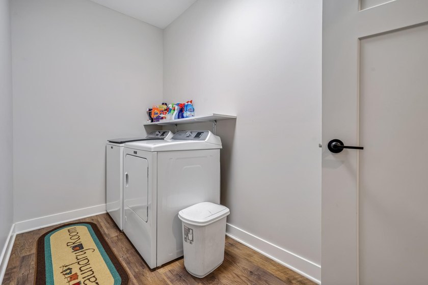 Welcome to this beautifully maintained, move-in ready - photo 9
