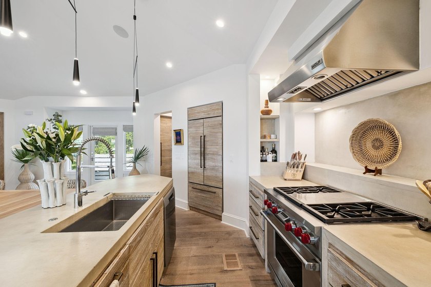 Welcome to this stunning waterfront retreat in historic Point - photo 31