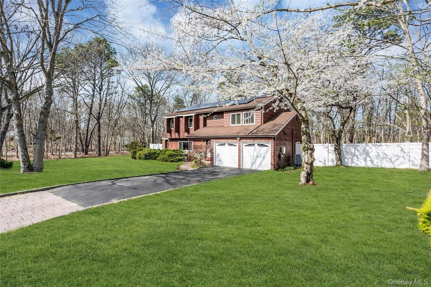 Large Colonial on Oversize lot shy 3/4 Acre, Fenced yard, Master - photo 3