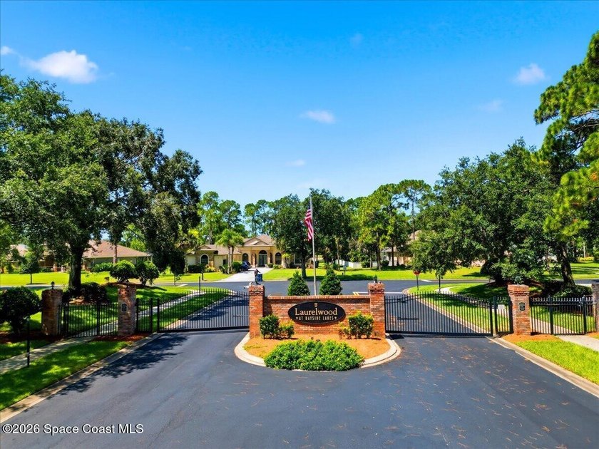 There are homes you tour... And there are homes you discover - photo 6