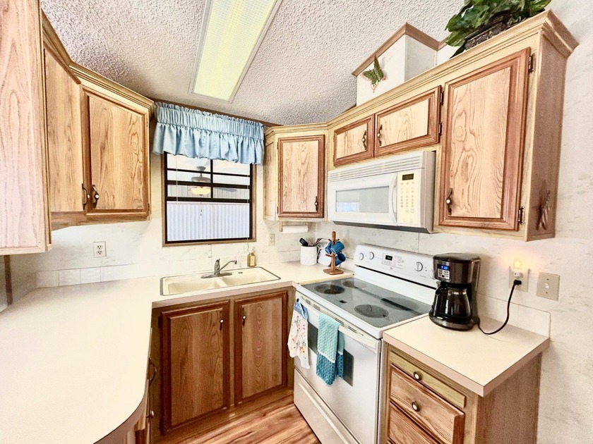 This beautifully maintained one-bedroom, one-bath mobile home - photo 11