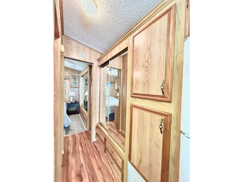 This beautifully maintained one-bedroom, one-bath mobile home - photo 13