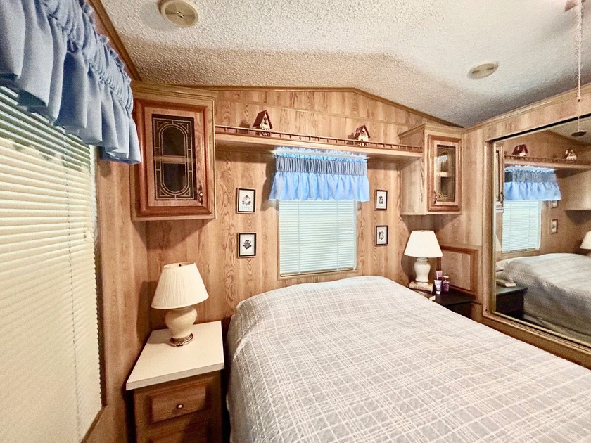 This beautifully maintained one-bedroom, one-bath mobile home - photo 15