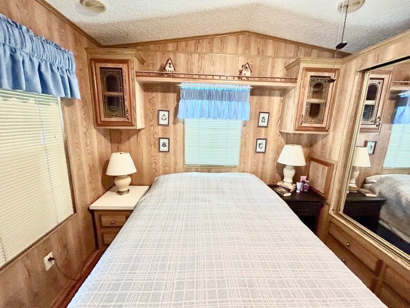 This beautifully maintained one-bedroom, one-bath mobile home - photo 16