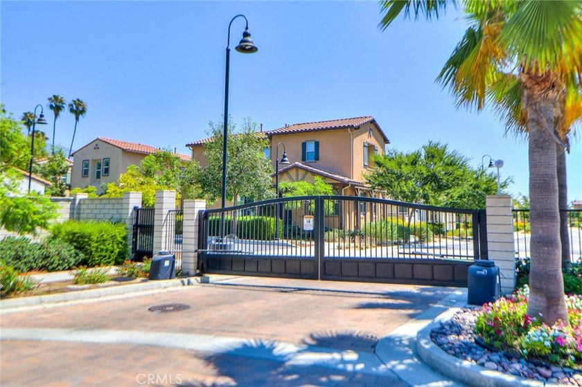 Stunning detached corner-lot home in the prestigious gated - photo 48