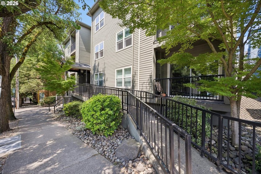 Charming, light-filled condo in the heart of Goose Hollow. This - photo 2