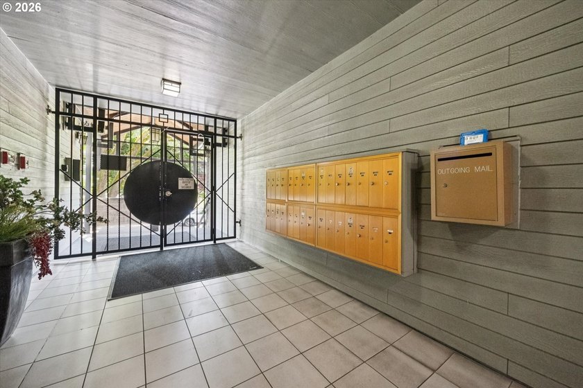 Charming, light-filled condo in the heart of Goose Hollow. This - photo 4