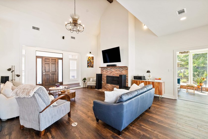 Welcome to this beautifully updated 3-bedroom, 2-bath home - photo 19