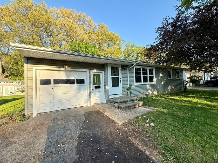 Welcome to 116 Lemoyn Ave! This 3-bedroom, 1-bath ranch offers - photo 2