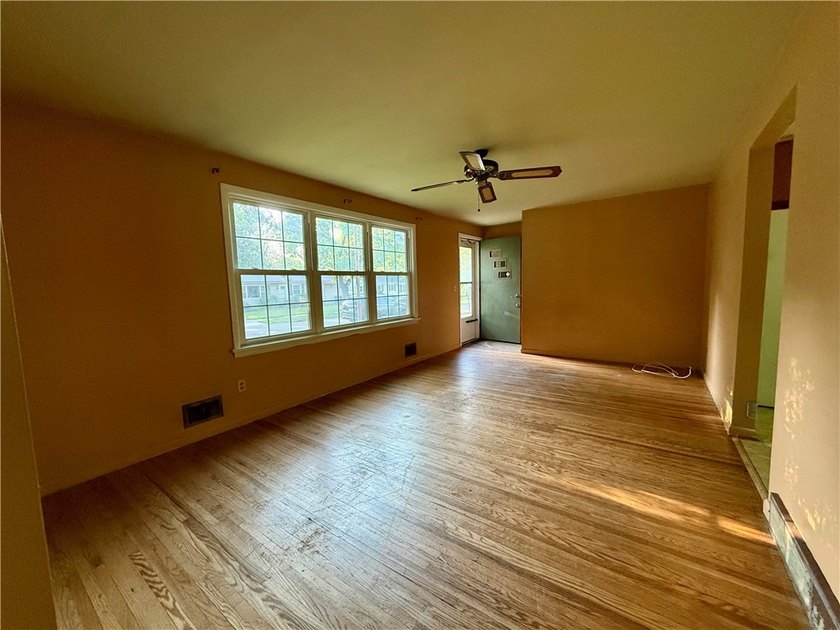 Welcome to 116 Lemoyn Ave! This 3-bedroom, 1-bath ranch offers - photo 5
