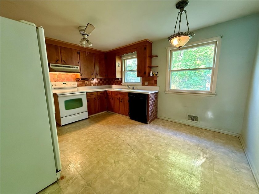 Welcome to 116 Lemoyn Ave! This 3-bedroom, 1-bath ranch offers - photo 6