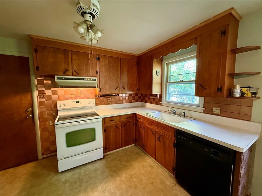 Welcome to 116 Lemoyn Ave! This 3-bedroom, 1-bath ranch offers - photo 7