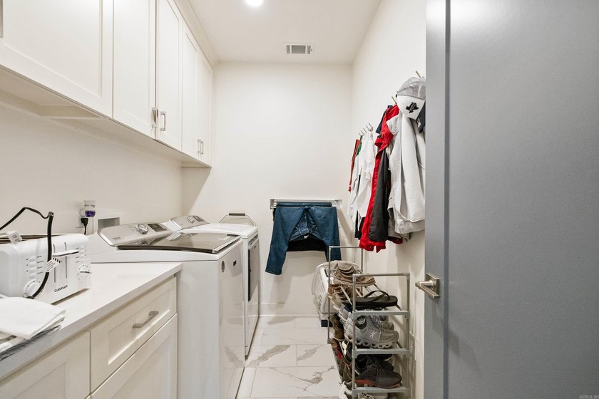 Welcome to this beautifully updated 3-bedroom, 2-bath home - photo 38