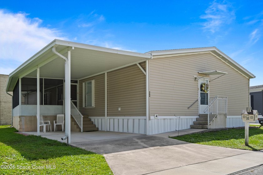Spacious four-bedroom, three-bath home featuring a versatile - photo 2