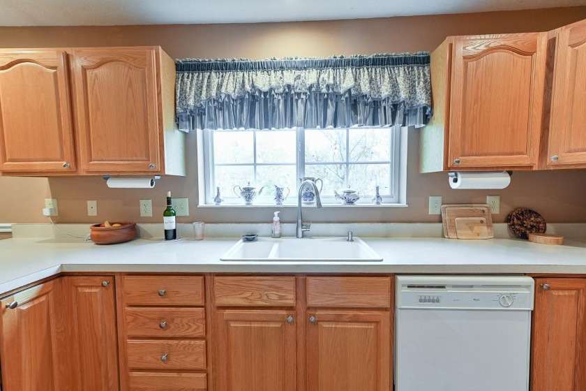 IMMACULATE 3 BR TRANSITIONAL WITH LAKE VIEWS!  SOLD - photo 22