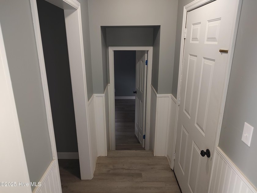 Recently renovated 3 bedroom home. New kitchen, bath, and Roof! - photo 4