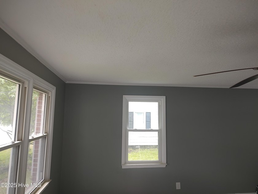Recently renovated 3 bedroom home. New kitchen, bath, and Roof! - photo 6