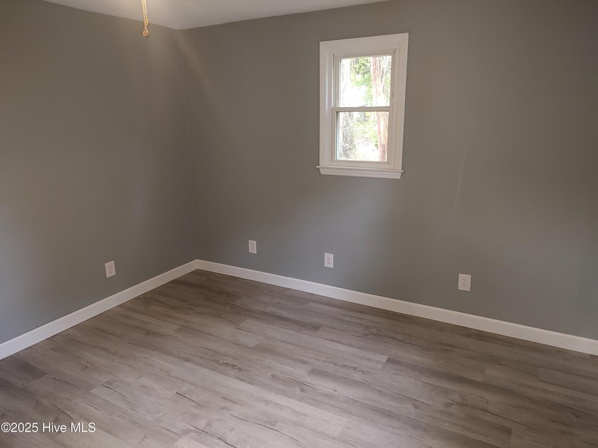 Recently renovated 3 bedroom home. New kitchen, bath, and Roof! - photo 7