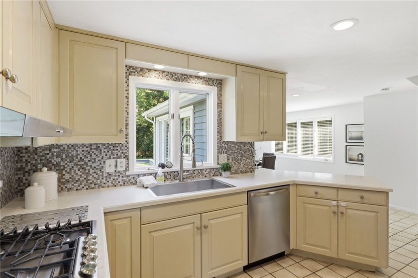 Welcome to 224 Warren Avenue, a beautifully maintained Colonial - photo 10