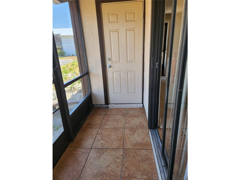 Beautifully upgraded Bright &amp; Modern furnished 2BR 2BA First - photo 22