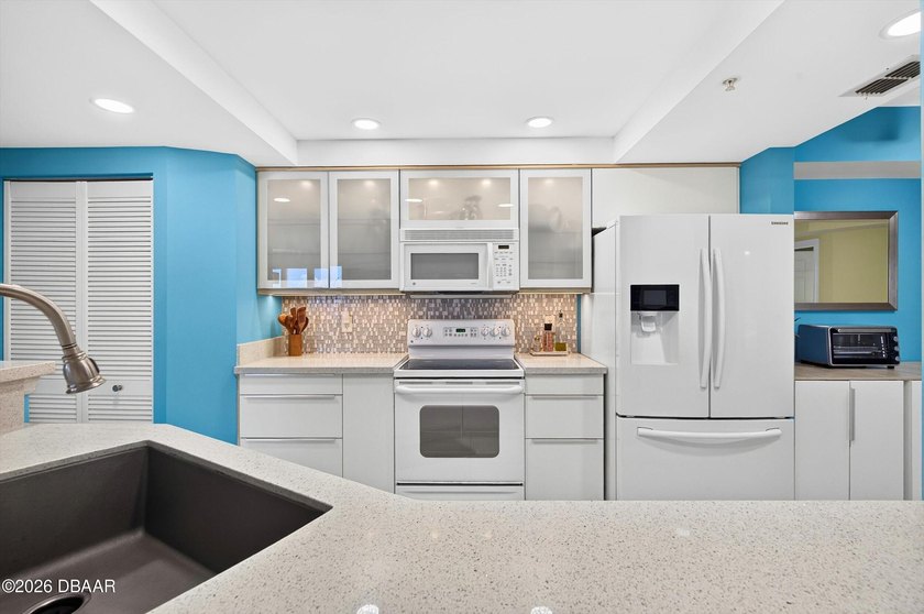 THIS IS THE ONE! A direct oceanfront end-unit residence where - photo 34