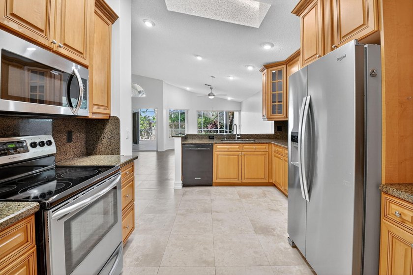 Welcome to this charming single-story residence in Palm Isles - photo 11