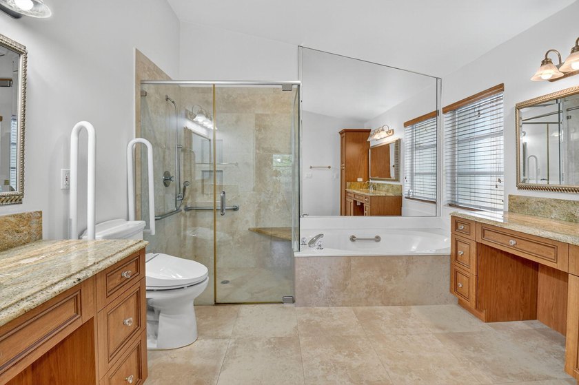 Welcome to this charming single-story residence in Palm Isles - photo 20