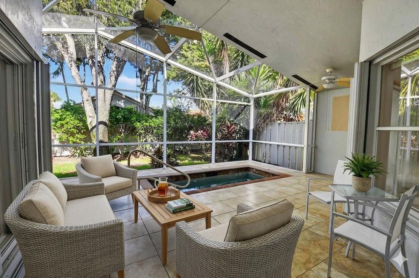 Welcome to this charming single-story residence in Palm Isles - photo 23