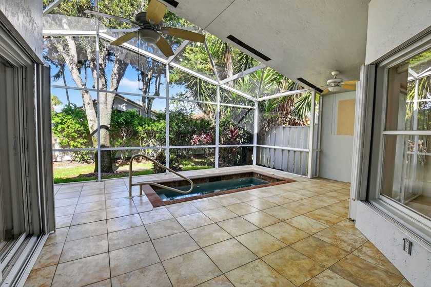 Welcome to this charming single-story residence in Palm Isles - photo 24