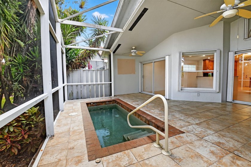 Welcome to this charming single-story residence in Palm Isles - photo 25