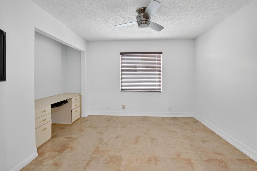 Welcome to this charming single-story residence in Palm Isles - photo 27
