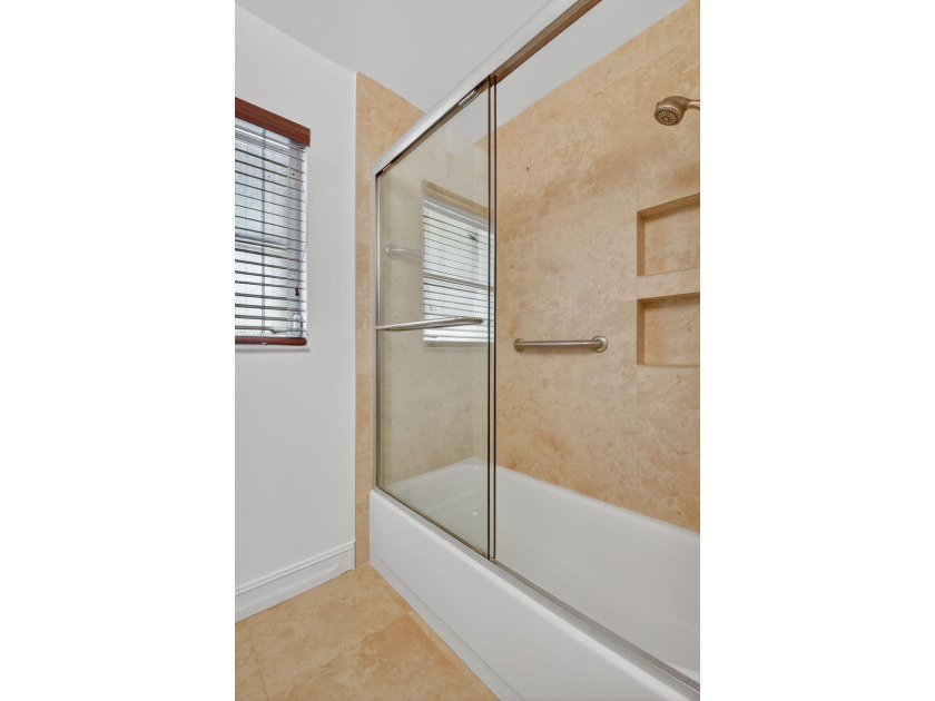 Welcome to this charming single-story residence in Palm Isles - photo 30