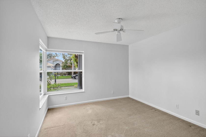 Welcome to this charming single-story residence in Palm Isles - photo 32
