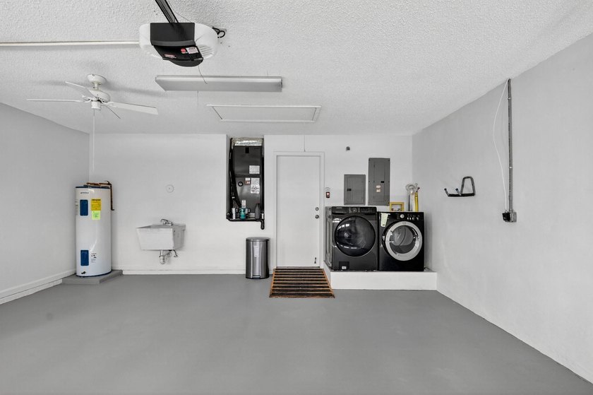 Welcome to this charming single-story residence in Palm Isles - photo 35