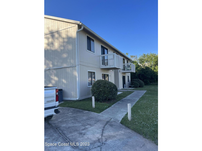 Beautiful quadplex with long-term tenants. The building is very - photo 3