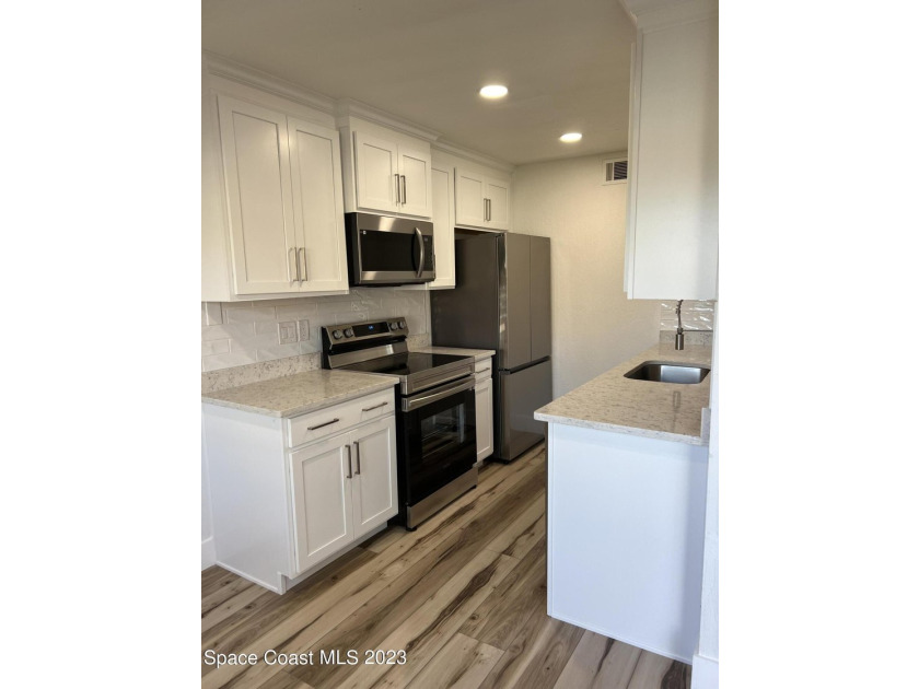 Beautiful quadplex with long-term tenants. The building is very - photo 5