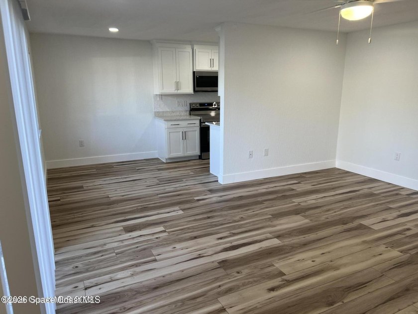 Beautiful quadplex with long-term tenants. The building is very - photo 6