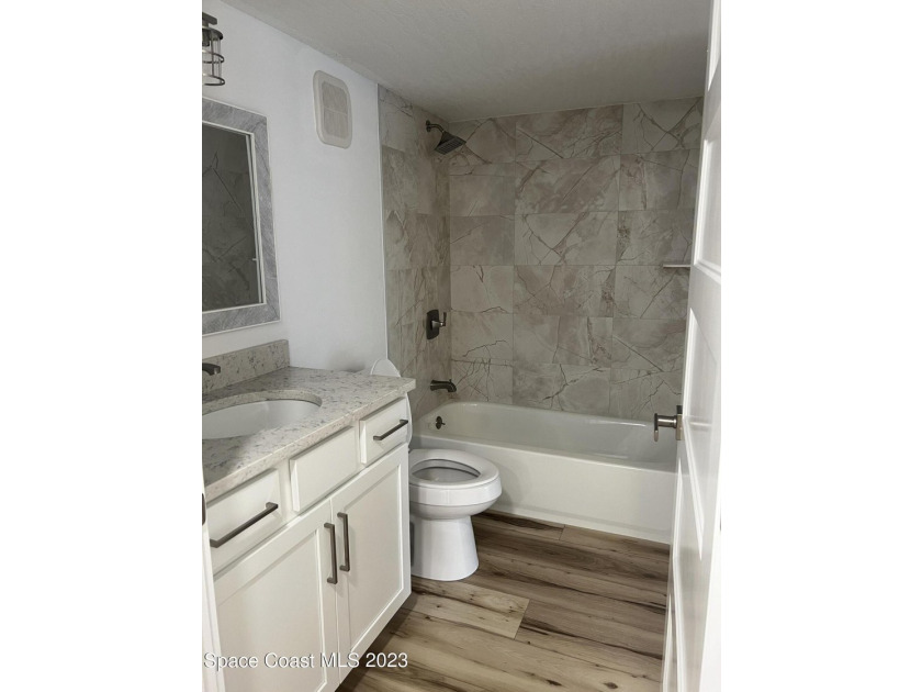 Beautiful quadplex with long-term tenants. The building is very - photo 8
