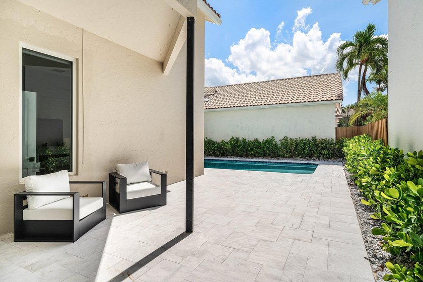 Completely renovated, this beautifully reimagined residence - photo 33