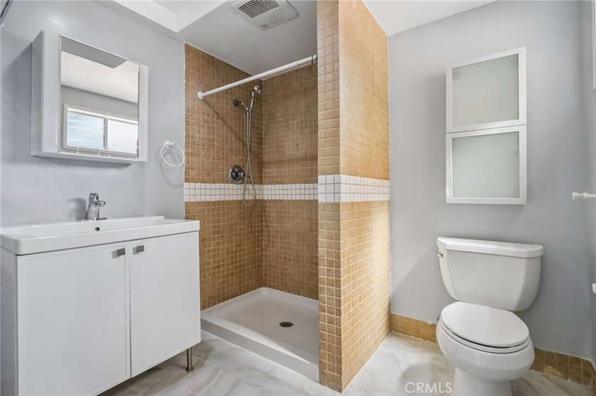 Great 2 story luxury home located in a well established - photo 45