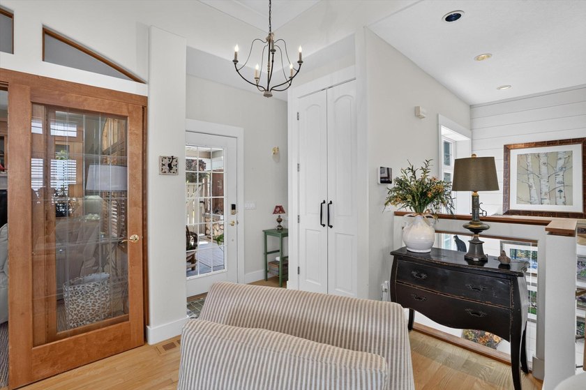 Exceptional custom architect-designed home offering over 4,600 - photo 6